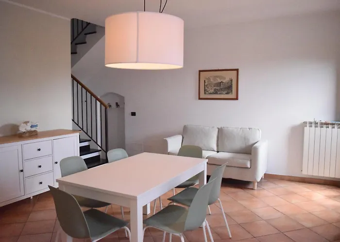 Casa A Diano Con Giardino